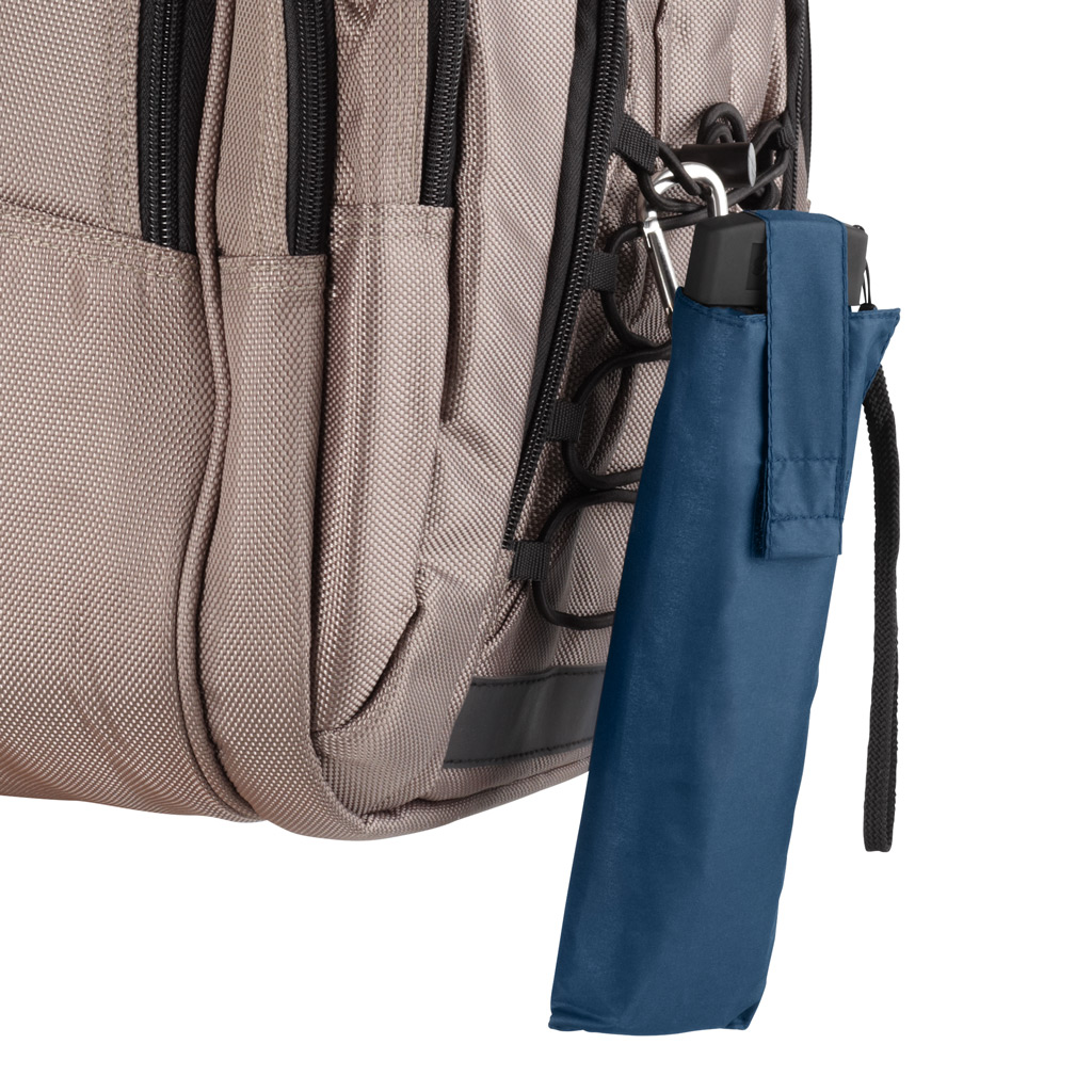 FARE SlimLite® Adventure Taschenschirm geschlossen am Rucksack