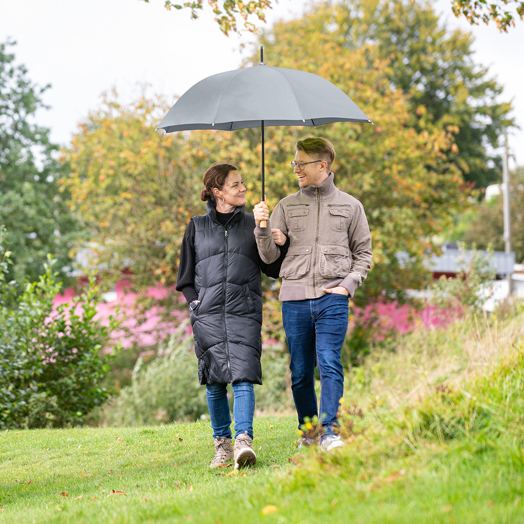 FARE ÖkoBrella Gästeschirm Pärchen im Grünen