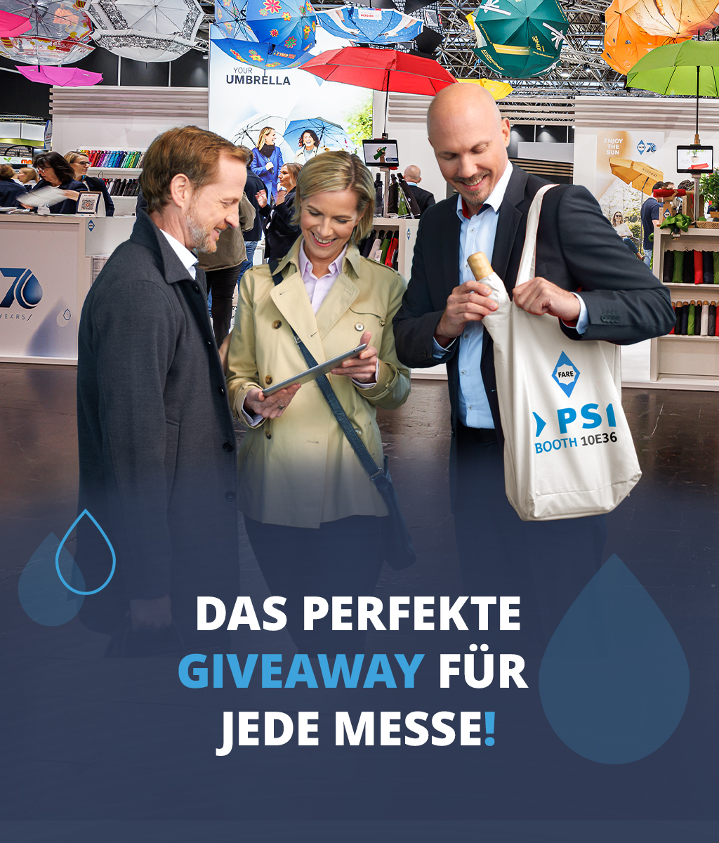 Zwei Männer und eine Frau auf einer Messe mit dem Taschenschirm ÖkoBrella Shopping von FARE
