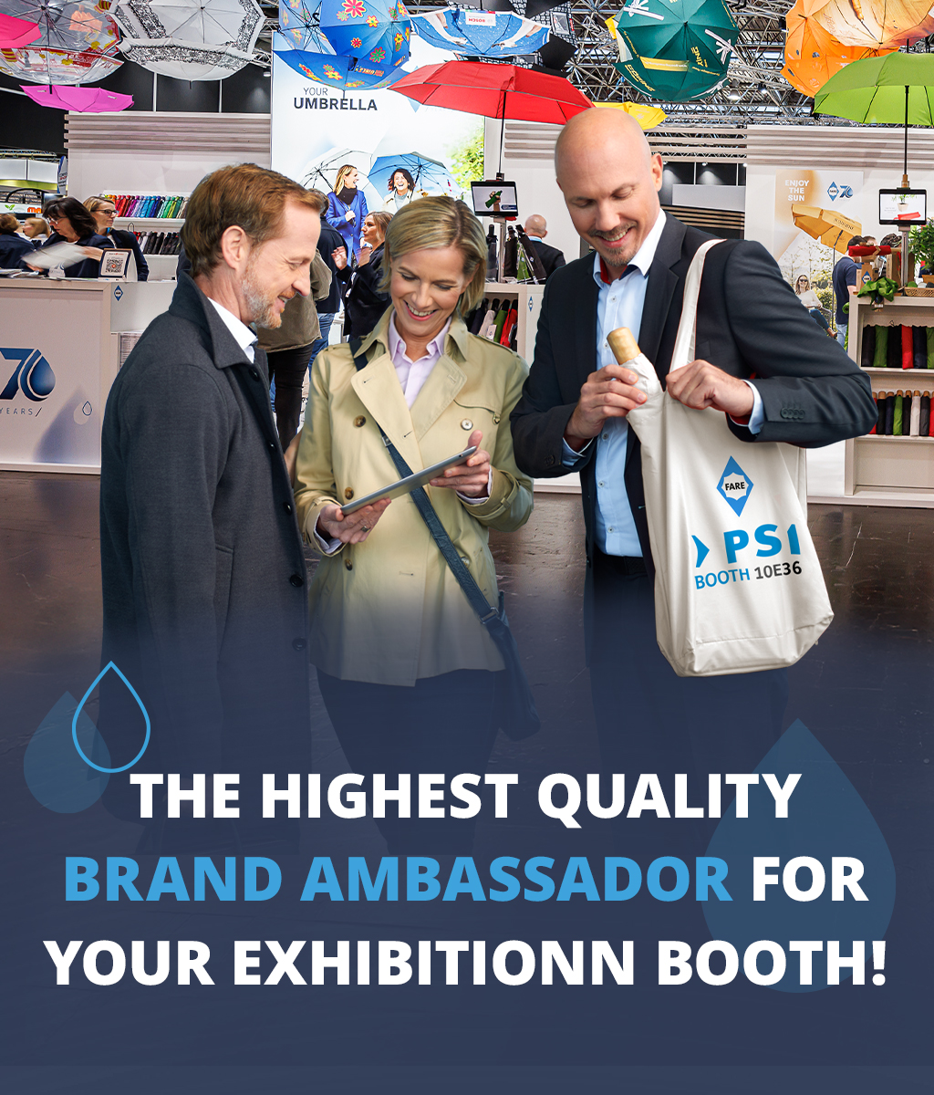Two men and a woman at a trade fair with the ÖkoBrella Shopping pocket umbrella from FARE.
