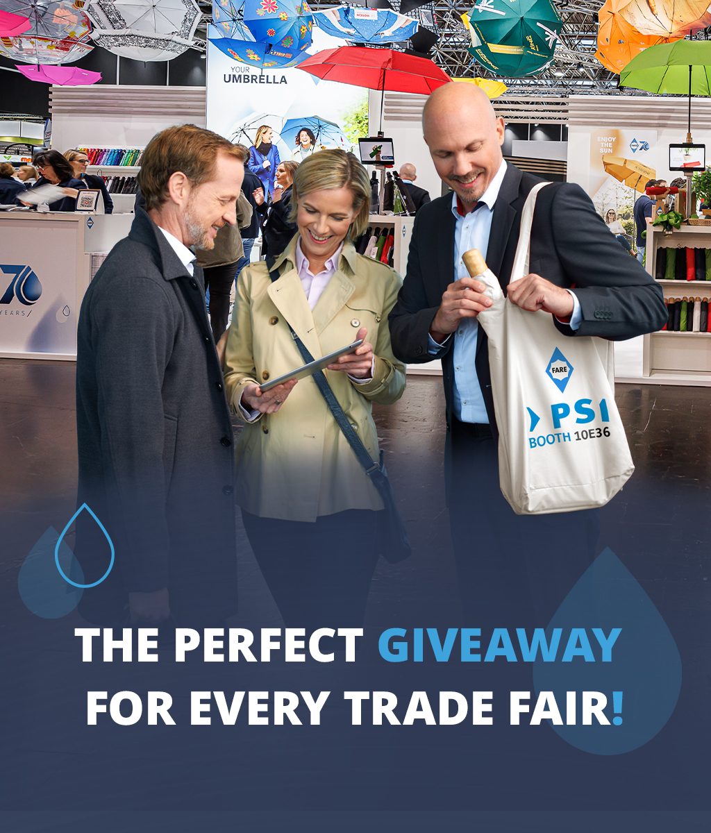 Two men and a woman at a trade fair with the ÖkoBrella Shopping pocket umbrella from FARE.
