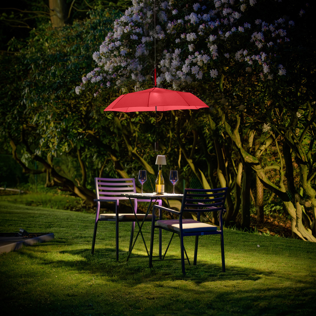 FARE Skylight Taschenschirm mit LED Licht im Garten