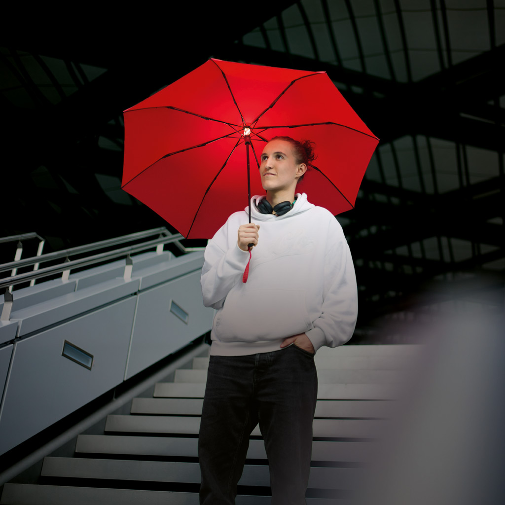 Junger Mann mit FARE Skylight Taschenschirm mit LED Licht 