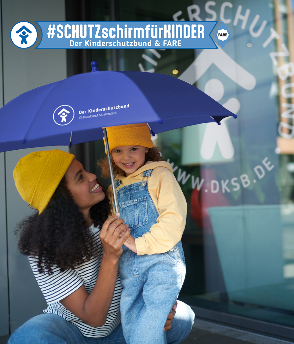 Frau mit Kind und Regenschirm Deutscher Kinderschutzbund