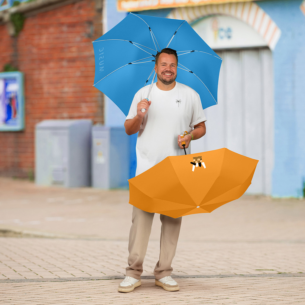 Mann mit zwei Taschenschirmen FARE Whiteline