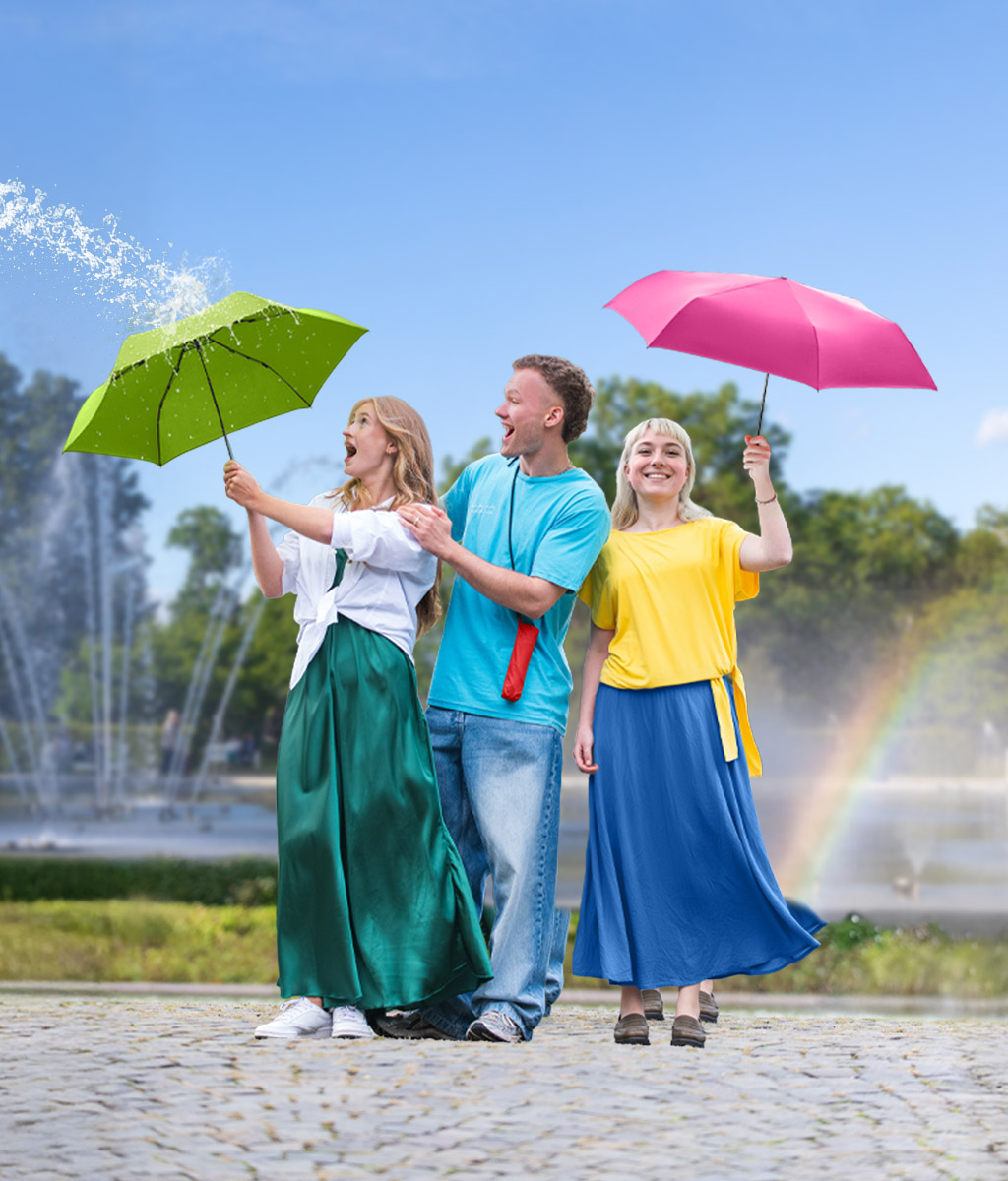 Zwei Junge Frauen und ein junger Mann mit Regenschirmen
