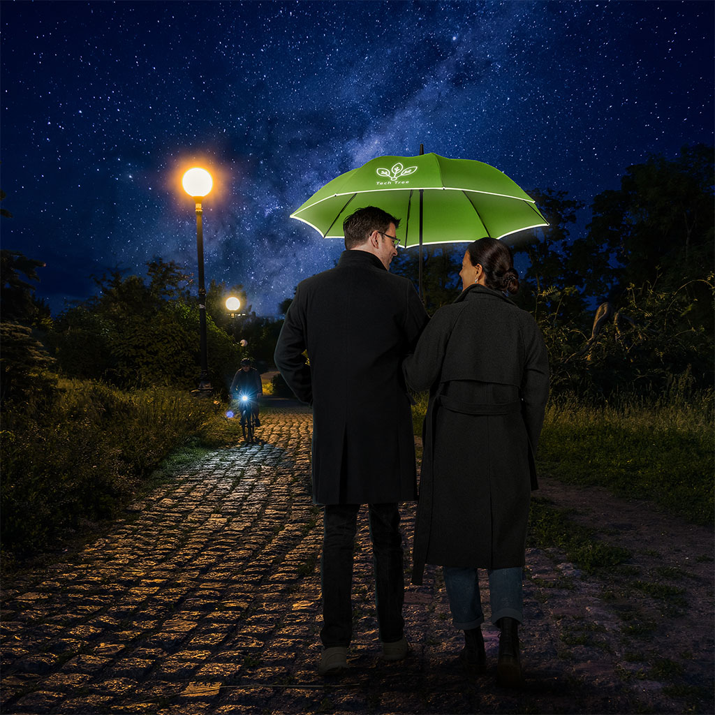Paar im Dunkeln unter reflektierendem Regenschirm