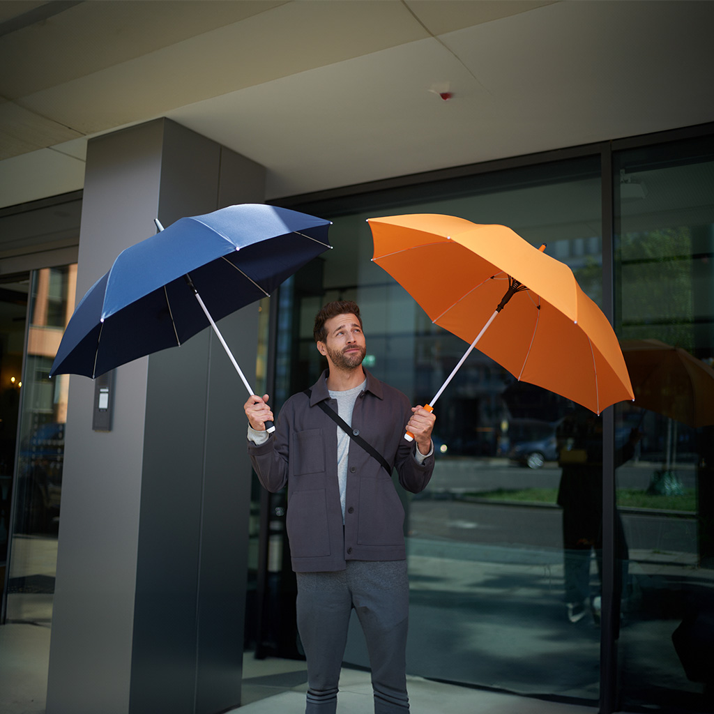 FARE Whiteline 4744 Anwendung Mann mit Schirmen in Blau und Orange