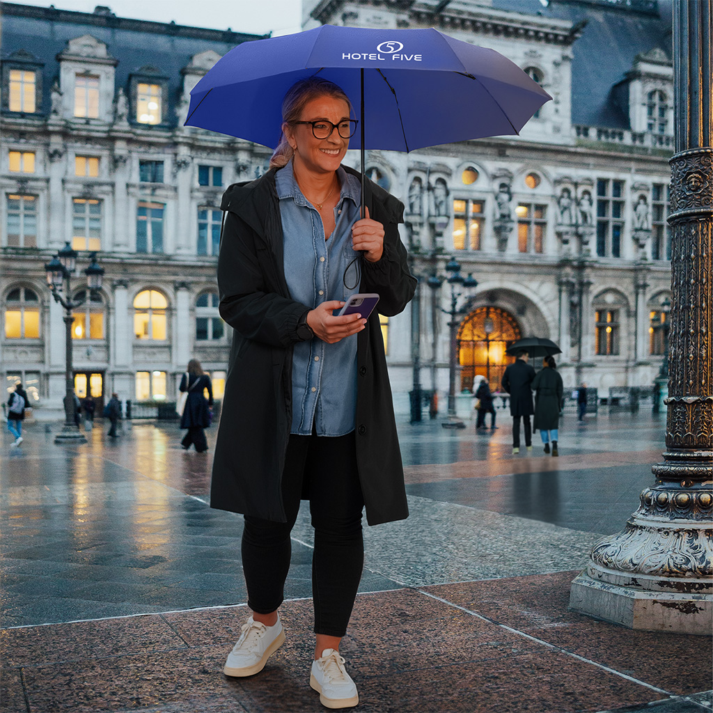 Frau mit Handy unter dem FARE Topless-Mini-Taschenschirm auf großem Platz