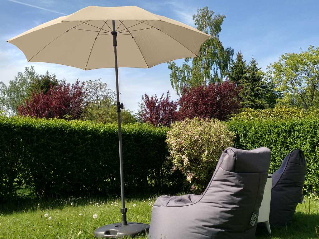 Dunkler oder heller Sonnenschirm?