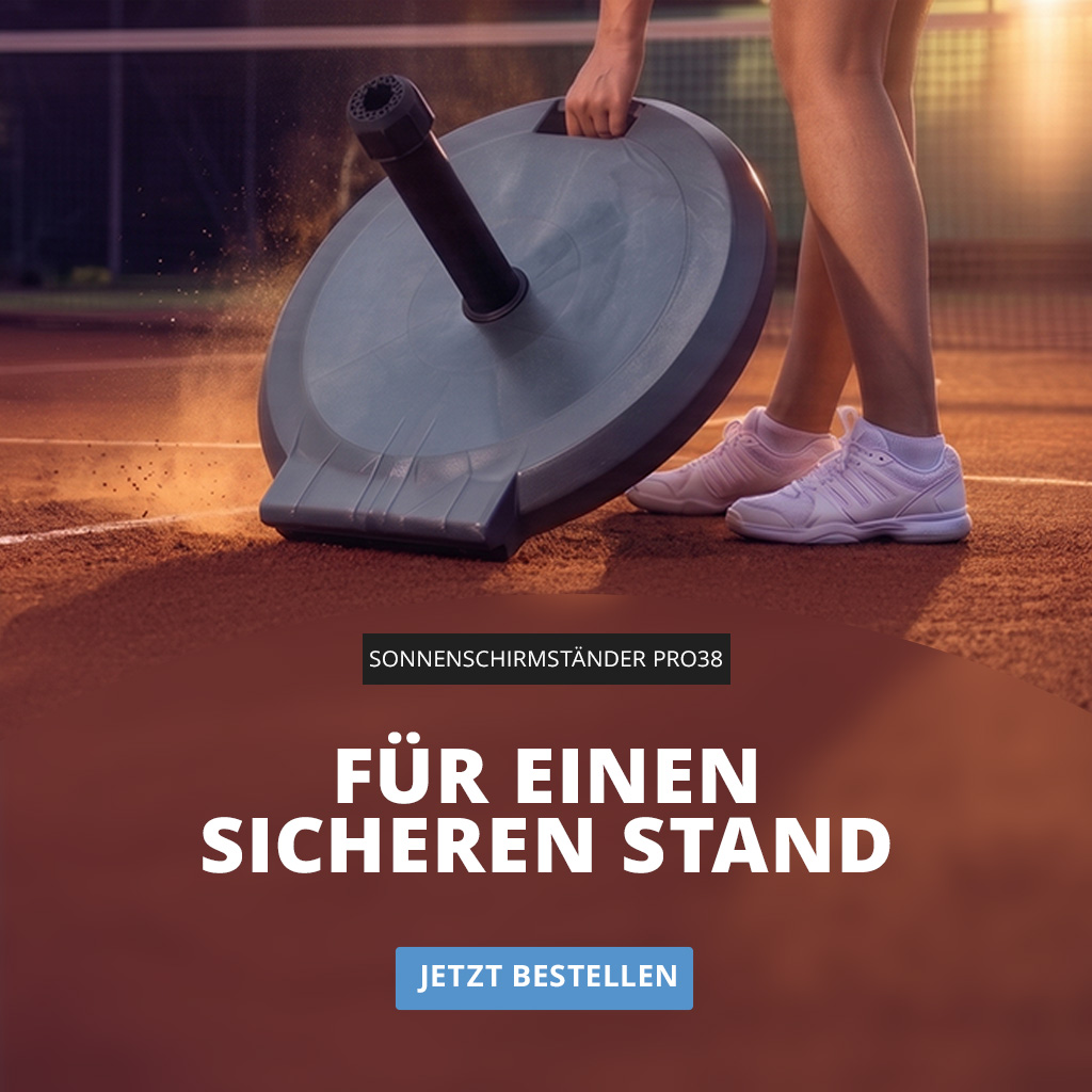 Sonnenschirmständer Pro38 auf einem Tennisplatz bei Sonnenuntergang
