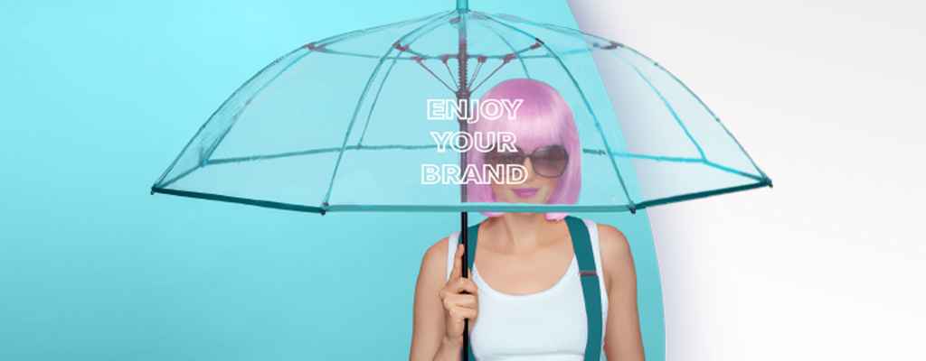 Frau mit transparentem Regenschirm in der Hand