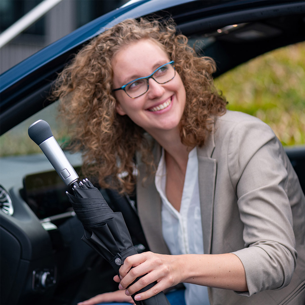 FARE Automotive umbrella Gearshift Image woman in car