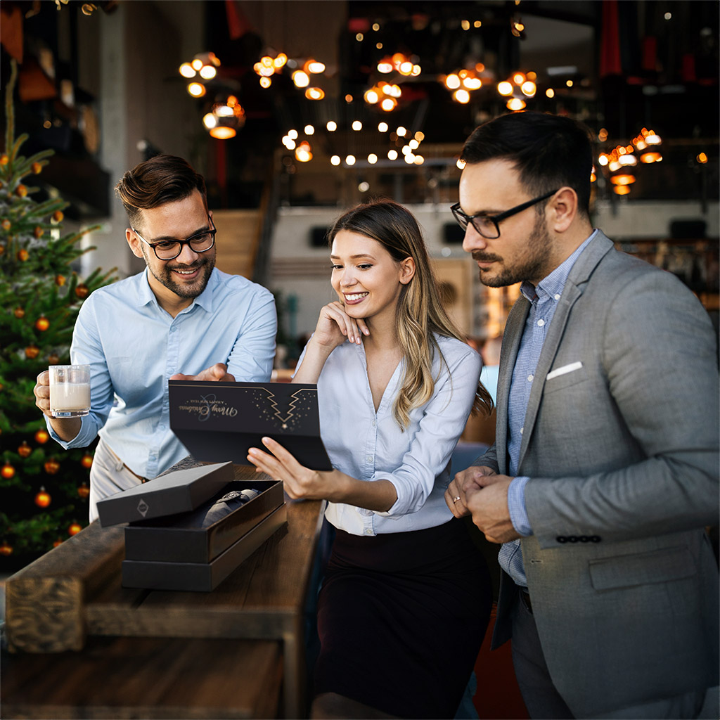 Geschenkübergabe 3 Personen