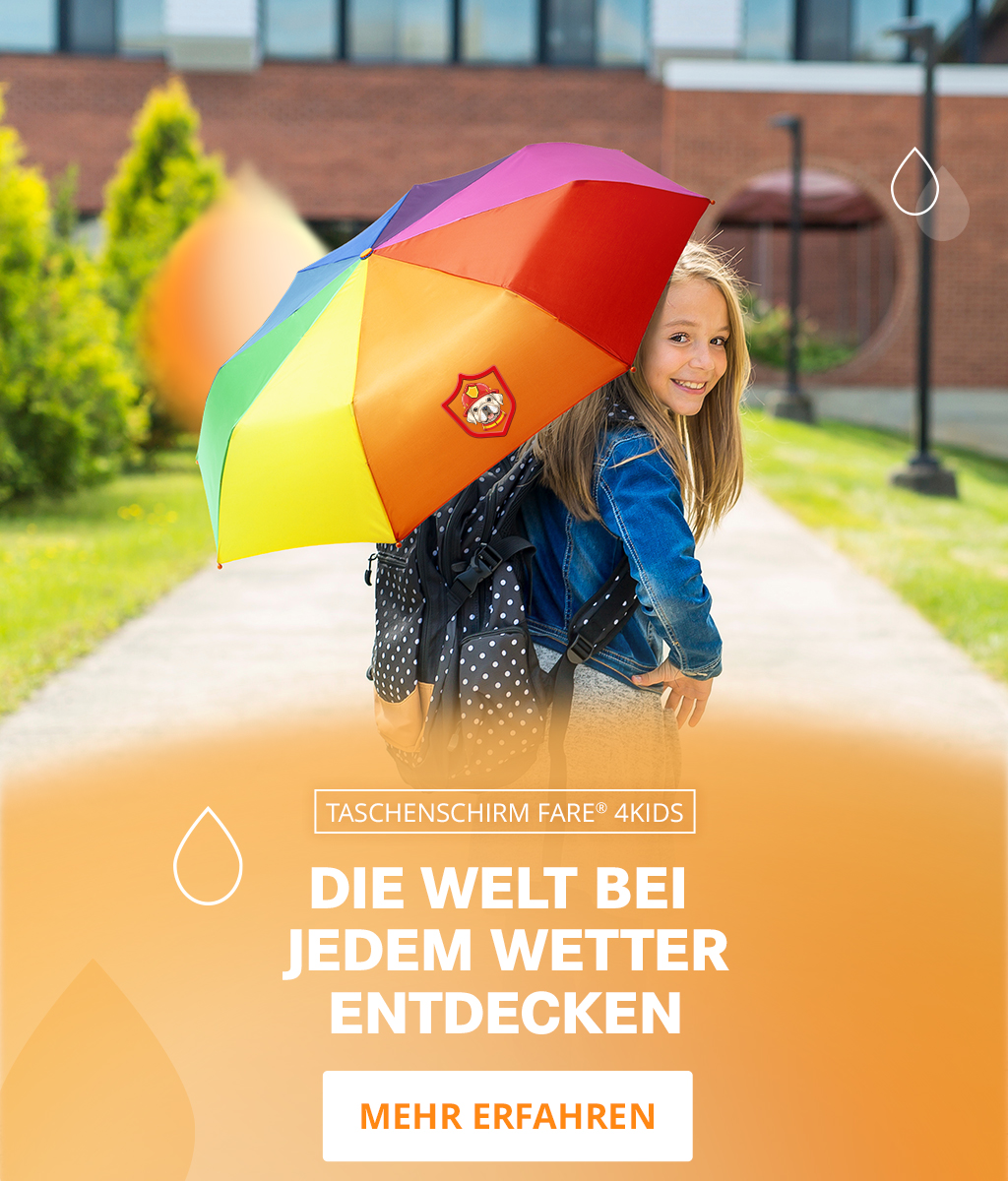 Banner mit dem Taschenschirm FARE® 4Kids von FARE: Ein Kinde mit einer regenbogenfarbigen Regenschirm lächelt in die Kamera und geht dabei zur Schule – Mehr erfahren