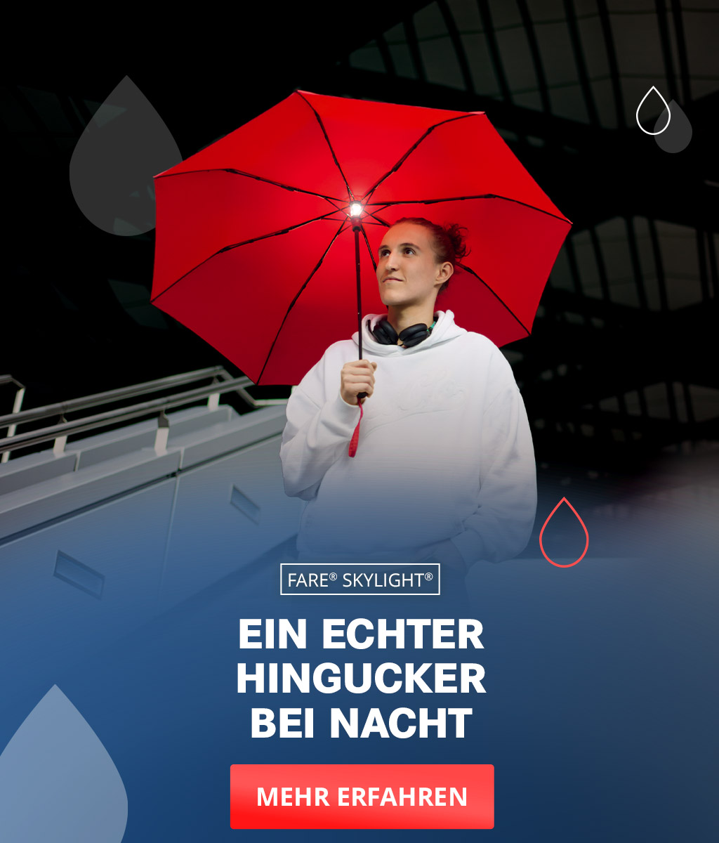 Banner mit dem Oversize-Taschenschirm FARE® Skylight®: Ein junger Mann mir einem roten Regenschirm lächelt und schaut in die Ferne. – Mehr erfahren