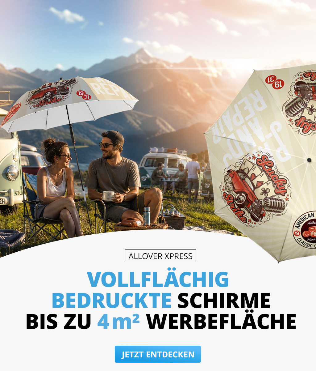 Paar sitzt unter einem vollfächig bedruckten Sonnenschirm. In einem großen Tropfen steht die Überschrift "Vollflächig bedruckte Schirme bis zu 4 m² Werbefläche"