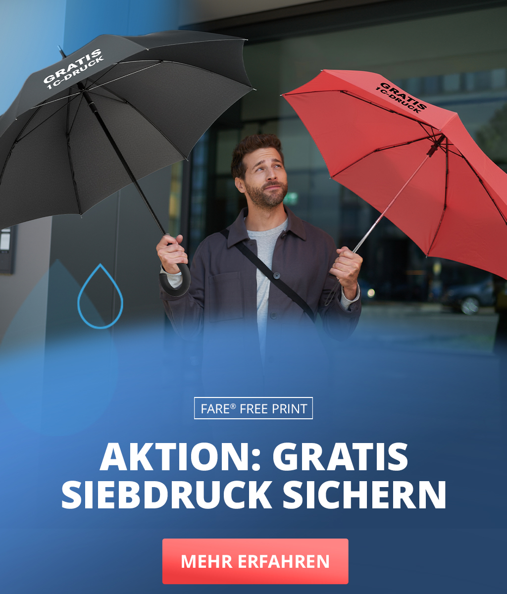 Banner für eine Gratis Druckaktion auf ausgewählten Regenschirmen: Ein junger Mann mir einem roten- und schwarzen Regenschirm in den Händen lächelt. Text: Aktion: Gratis Siebdruck sichern – Mehr erfahren