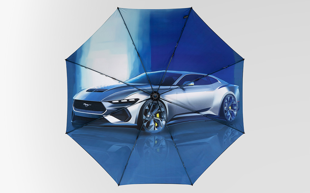 Regenschirm mit digitalem Allover-Druck eines silbernen Sportwagens auf blauem Hintergrund.