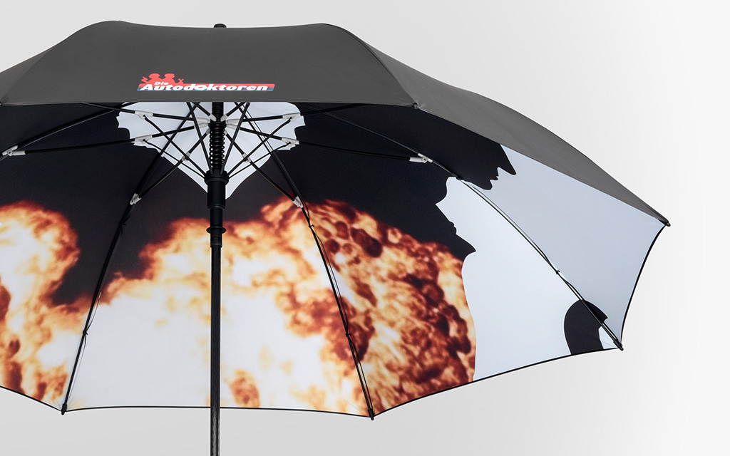 Schwarzer Regenschirm mit vollflächigem Innendruck in Flammenoptik und schwarzer Außenseite.