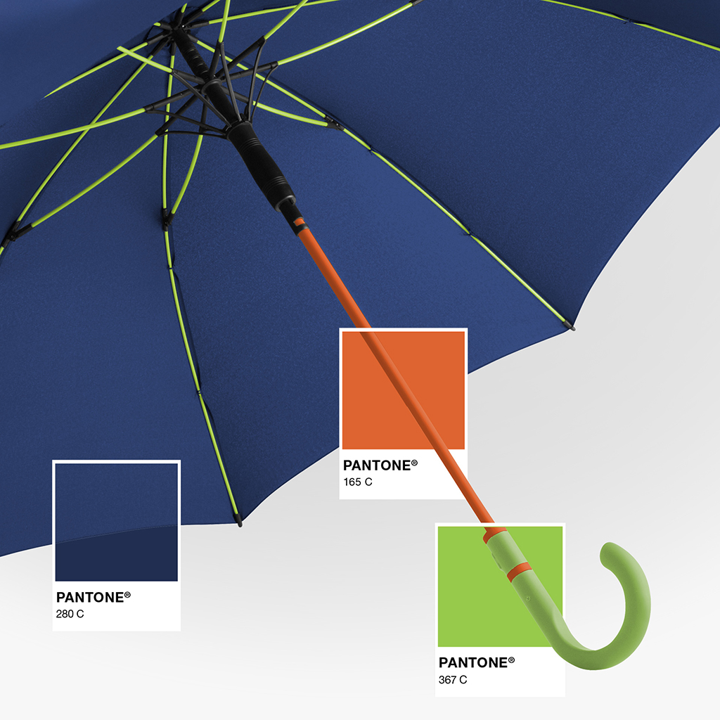 Geöffneter Schirm in Dunkelblau mit farbigen Details in Grün und Orange. Zu sehen sind grüne Schienen und Kanten, ein orangefarbener Stock sowie ein hellgrüner Rundhakengriff. Daneben sind Pantone-Farbfelder für Dunkelblau, Orange und Grün dargestellt.