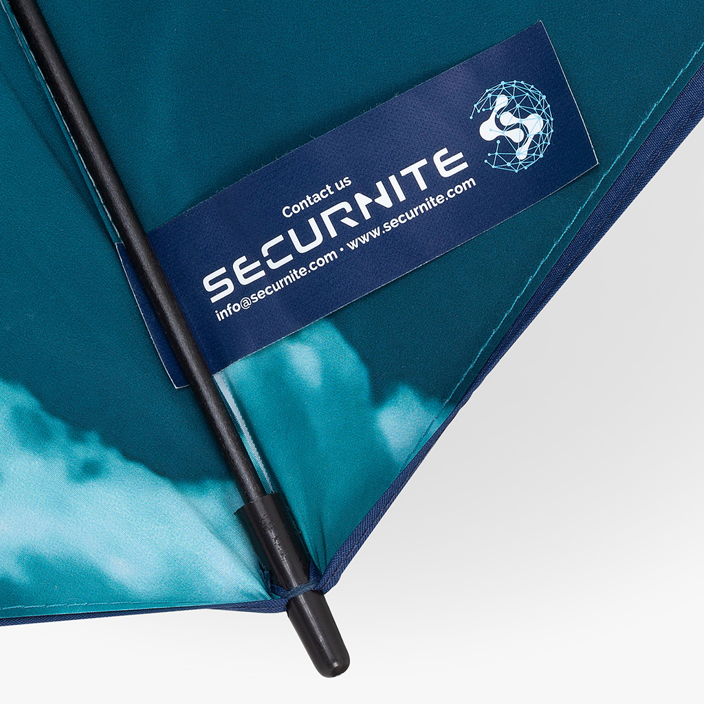 Innenseite eines Schirms mit blauem Innenlabel an einem Segment. Auf dem rechteckigen Label stehen das Logo „SECURNITE“, der Hinweis „Contact us“ sowie E-Mail-Adresse und Website, der Bezug zeigt ein blaues Wolkenmotiv.
