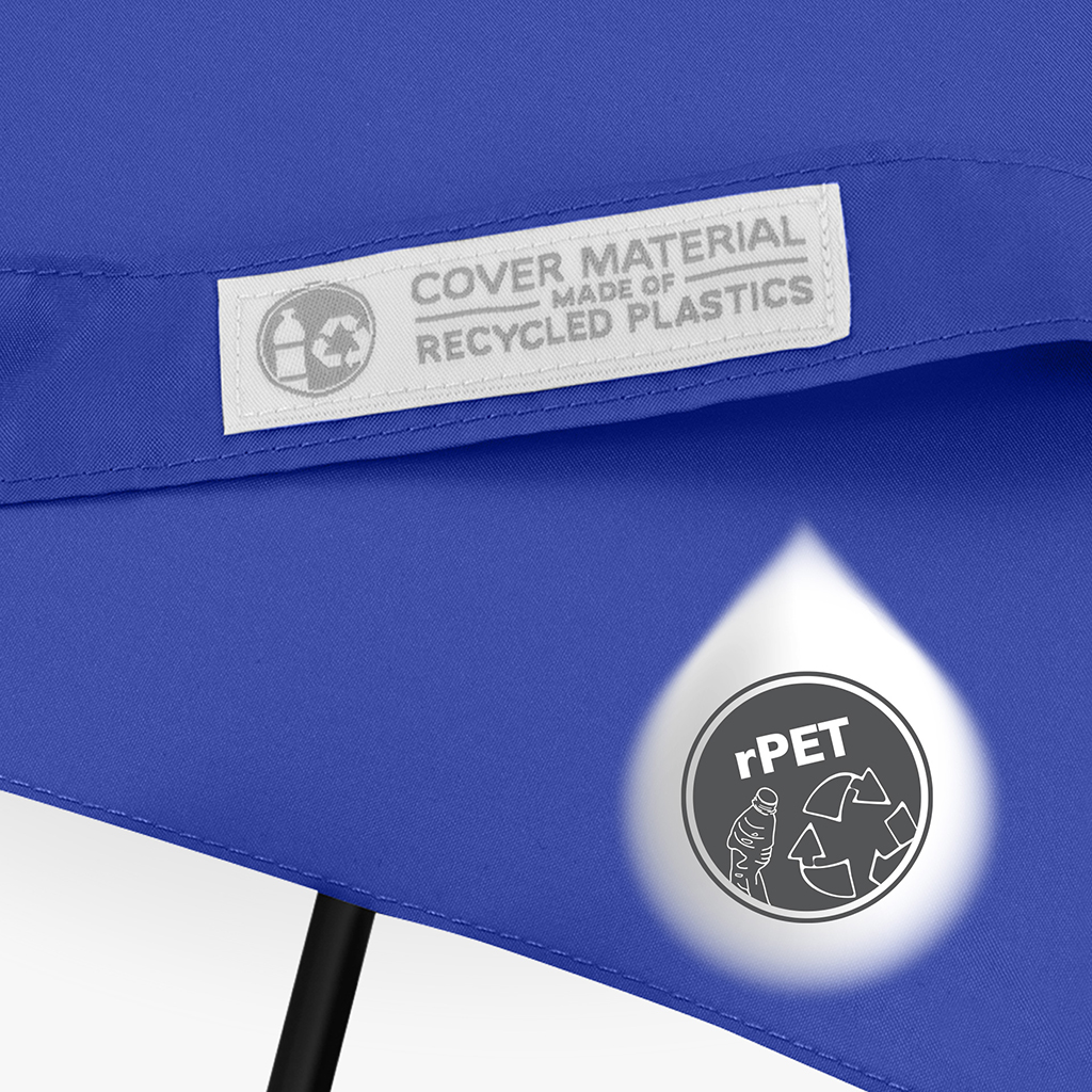 Nahaufnahme eines blauen Schirmbezugs mit eingenähtem weißen Label „COVER MATERIAL MADE OF RECYCLED PLASTICS“. Auf dem Bezug ist zusätzlich ein weißes Tropfensymbol mit grauem rPET-Recyclingzeichen zu sehen.