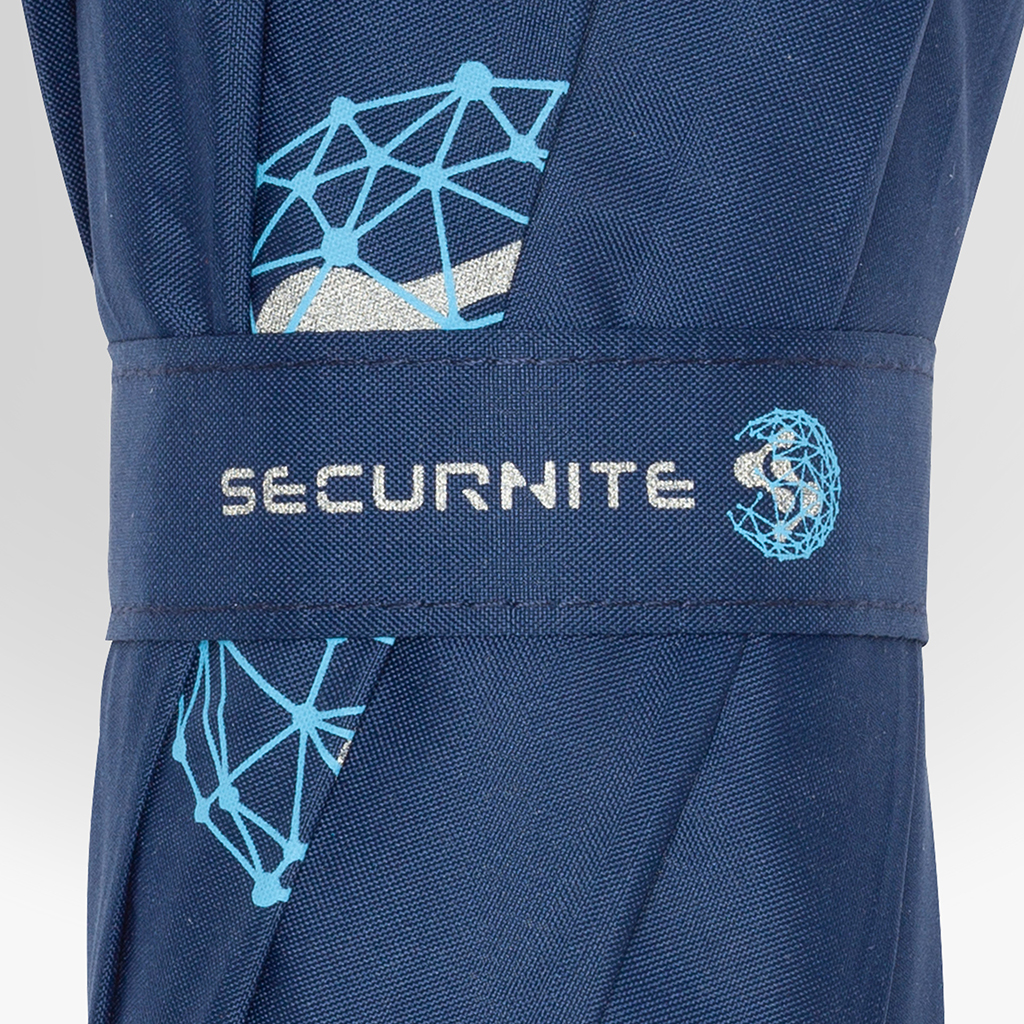 Nahaufnahme eines dunkelblauen, geschlossenen Schirms mit individuell bedrucktem Schließband. Auf dem Band ist der Schriftzug „SECURNITE“ sowie ein blaues Logosymbol zu sehen, ergänzt durch grafische Linienmuster auf dem Bezug.