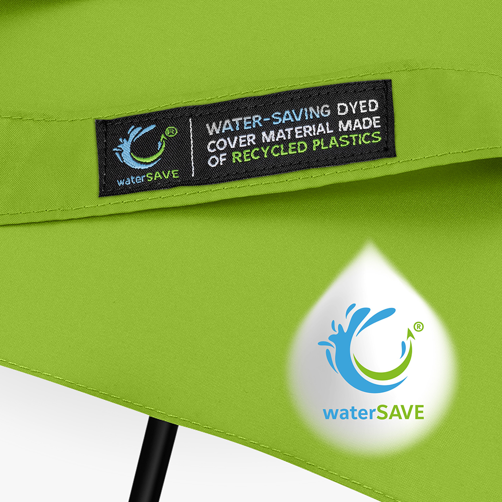 Nahaufnahme eines grünen Schirmbezugs mit eingenähtem schwarzem waterSAVE®-Label. Auf dem Bezug ist zusätzlich ein weißes Tropfensymbol mit waterSAVE®-Logo zu sehen, das den nachhaltigen Materialeinsatz hervorhebt.