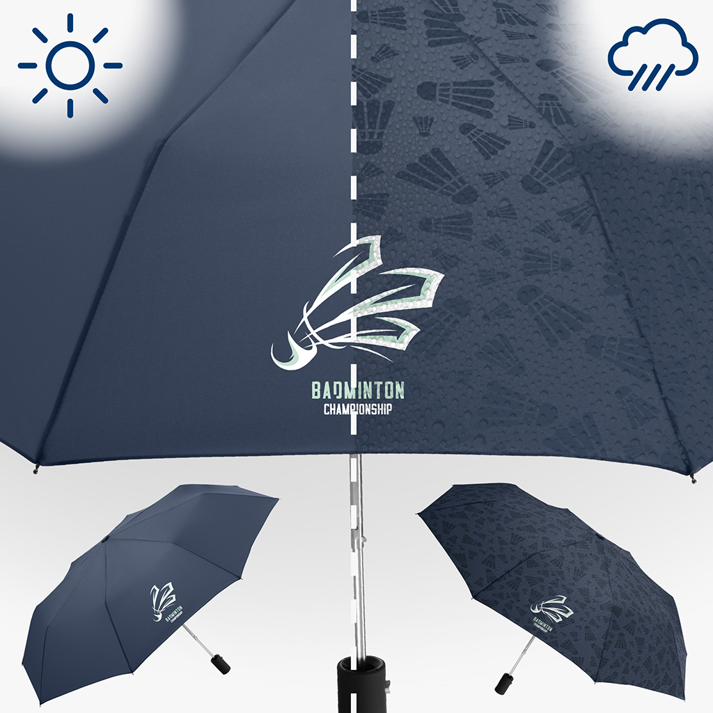 Vergleich eines dunkelblauen Taschenschirms mit Wetlook-Effekt: Links ist der trockene Bezug mit schlichtem Design zu sehen, rechts wird bei Nässe ein Muster aus Badminton-Federbällen sichtbar. Unten sind beide Schirmvarianten in Seitenansicht dargestellt.