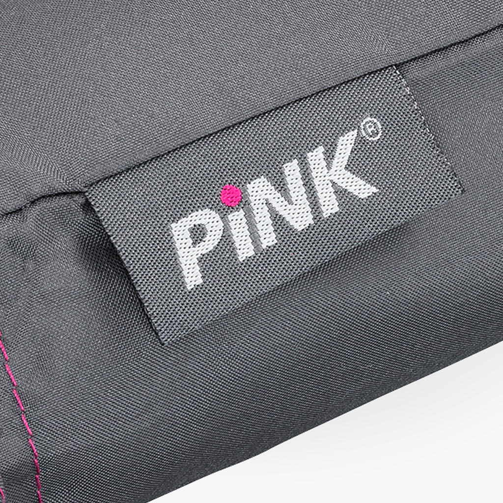 Nahaufnahme eines grauen Schirms bzw. Schirmfutters mit eingenähtem Weblabel. Auf dem Label steht „PiNK“ in Weiß mit pinkem Punkt auf grauem Hintergrund, daneben ist eine pinke Ziernaht zu sehen.