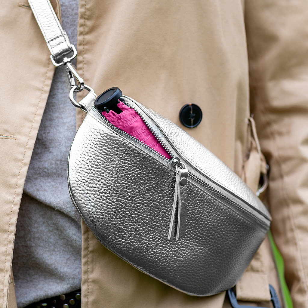 Schirm in kleiner Handtasche Hip Bag
