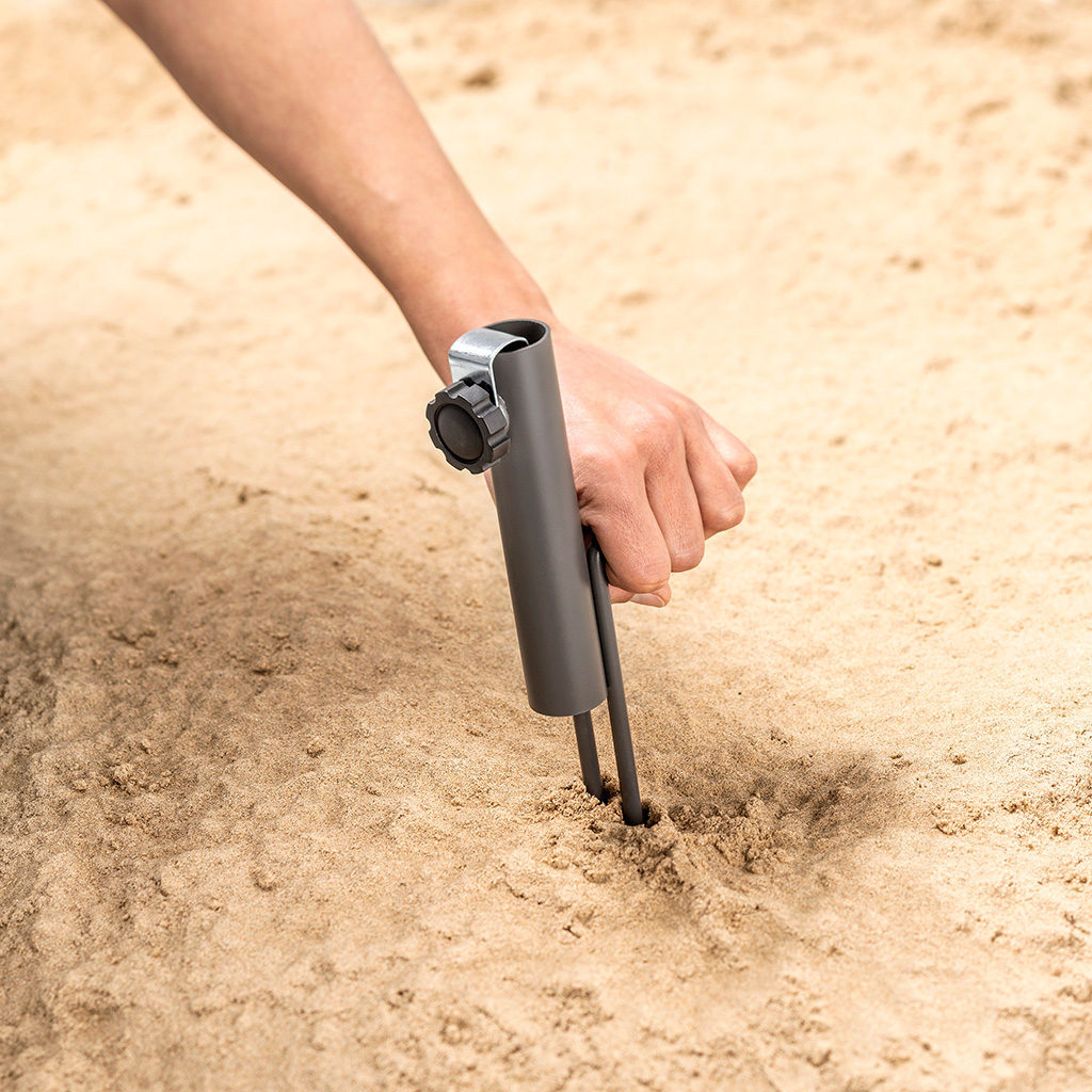 Erdspieß Anwendung Hand im Sand