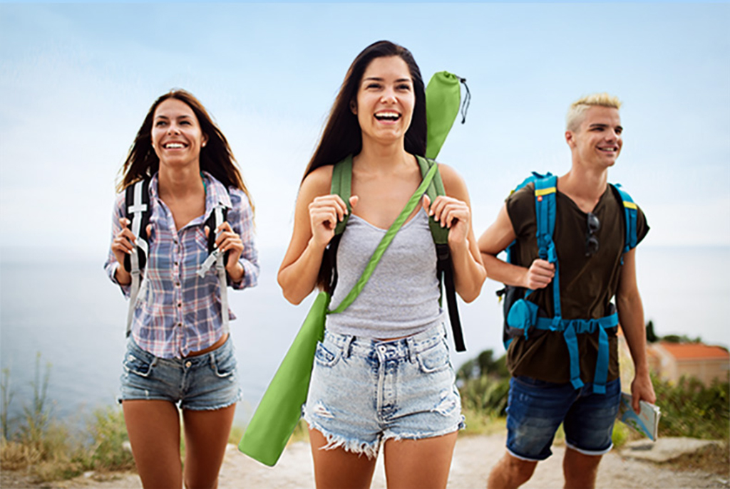 Wander Gruppe Strand mit Sonnenscchirm Sommer