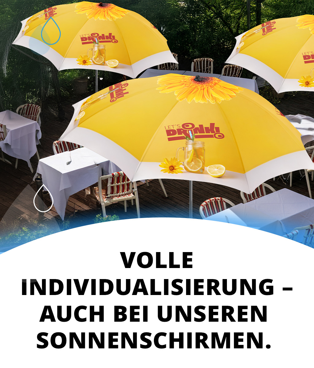 Werbebanner mit gelben und weißen Sonnenschirmen auf einer Außenterrasse. Die Schirme sind individuell mit Logo und sommerlichen Motiven gestaltet, links steht der Text „Volle Individualisierung – auch bei Sonnenschirmen.“