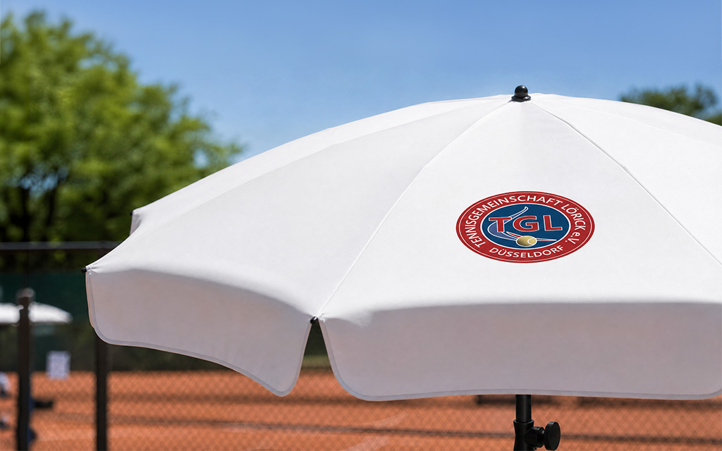 Beispielvisualisierung eines veredelten Sonnenschirms mit Vereinslogo für Tennisclubs